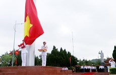 Ceremonia de izamiento de bandera en isla Co To con motivo de visita del Tío Ho