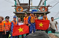 Guardia costera vietnamita acompaña a pescadores contra pesca ilegal