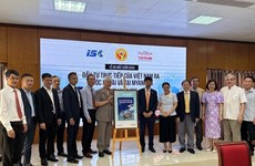 Lanzan primer libro sobre la inversión directa en el extranjero de Vietnam