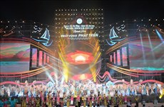 Desfilan más de seis mil mujeres con Ao Dai en Festival del Mar Nha Trang 