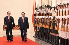 Primer ministro de China preside acto de bienvenida a su homólogo vietnamita