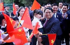 Premier vietnamita se reúne con residentes connacionales en China
