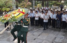 Presidente del Parlamento rinde homenaje a mártires en provincia de Quang Tri