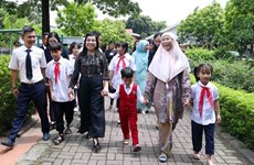 Cónyuges de premieres vietnamitas y malasios visitan Aldea Infantil SOS en Hanoi
