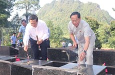 Vicepresidente de Parlamento vietnamita visita a familiares de inválidos y mártires 
