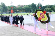 Dirigentes vietnamitas rinden homenaje a héroes del país
