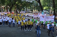 Miles personas caminan por víctimas vietnamitas del Agente Naranja