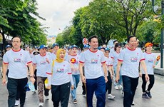 Casi mil personas participan en ASEAN Fun Walk 2023 en Ciudad Ho Chi Minh