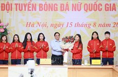 Premier vietnamita encuentra con equipo femenino de fútbol