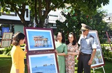 Celebran exposición fotográfica sobre Hoang Sa y Truong Sa en Quang Ngai
