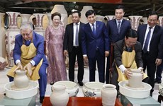 Presidentes vietnamita y kazajo visitan antigua aldea de cerámica de Chu Dau 