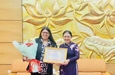 Entregan medalla conmemorativa de amistad a embajadora venezolana