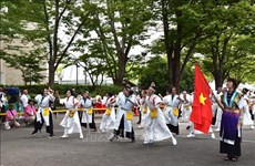 Grupo de danza vietnamita acapara atención del público en festival japonés