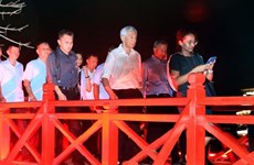 Premier singapurense pasea por las calles de Hanoi y prueba la comida local