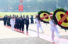 Dirigentes vietnamitas rinden homenaje al Presidente Ho Chi Minh