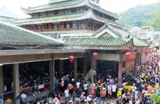 Templo vietnamita entre destinos turísticos espirituales destacados en región