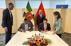 Vietnam y Dominica firman acuerdo de exención de visa para titulares de pasaportes diplomáticos y oficiales