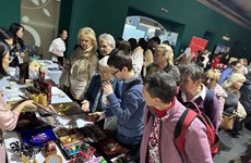 Vietnam participa en Feria Diplomática de Caridad en Hungría