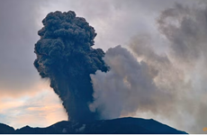 Indonesia evacúa a miles de personas debido a erupción de volcán