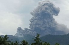 Entra en erupción volcán Dukono de Indonesia