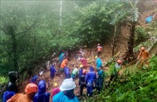 Deslizamiento de tierra entierra dos autobuses en Filipinas y deja muchos heridos