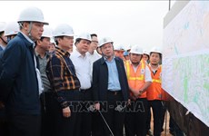 Vicepremier vietnamita insta a acelerar ejecución de obras clave  