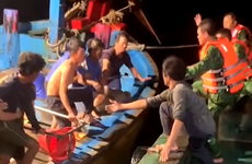 Entregan 11 marineros extranjeros salvados a consulados generales de Indonesia y Malasia