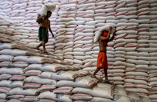 Funcionarios filipinos suspendidos por escándalo del arroz