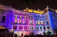 Fascinantes espectáculos nocturnos en Gran Teatro de Ópera de Hanoi atraen a turistas