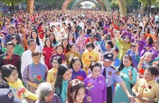 Más de cinco mil personas participan en desfile de 'Ao dai' en Ciudad Ho Chi Minh