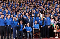 Primer ministro de Vietnam dialoga con jóvenes