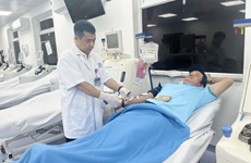 Donantes de sangre vietnamitas salvan vida de un paciente británico