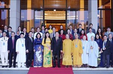 Presidente parlamentario recibe a delegados destacados de Hanoi  