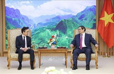 Premier vietnamita conversa con el embajador tailandés