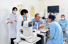 Médico japonés lleva luz a decenas de miles pacientes oculares vietnamitas