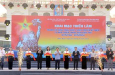 Efectúan exposición de grandes carteles para conmemorar la victoria de Dien Bien Phu
