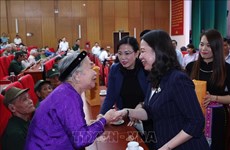 Presidenta interina entrega regalos a personas con mérito revolucionario y niños desfavorecidos