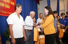 Presidenta interina entrega obsequios a personas desfavorecidas en la provincia de Tay Ninh