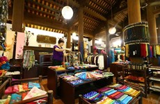 Trabajan por llevar productos de aldea de seda Van Phuc al mercado mundial 