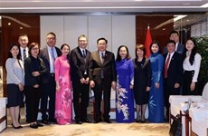 Titular del Parlamento vietnamita se reúne con empresarios chinos