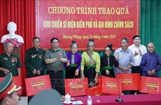 Honran a personas que contribuyeron a la victoria de Dien Bien Phu