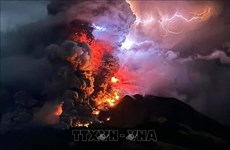 Volcán Ruang en Indonesia continúa arrojando cenizas 