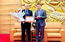 Vietnam entrega medalla conmemorativa de amistad a embajador argelino