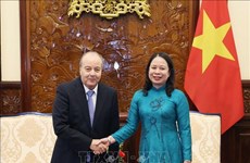 Presidenta interina vietnamita recibe al embajador saliente argelino