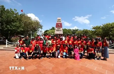 Vietnamitas en ultramar visitan Truong Sa y plataforma DKI