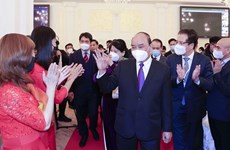 Presidente de Vietnam sostiene intercambio con connacionales en Rusia
