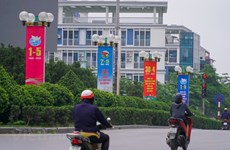 Calles de Hanoi engalanada por banderas en saludo al Día de Reunificación Nacional