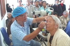 Fondo australiano apoya consultas oftalmológicas en Lam Dong 