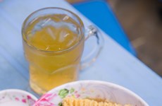 Descubra fideos con pollo cocido en lata de cerveza en Hanoi 