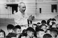 El queridísimo Tío Ho de niños vietnamitas